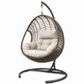 Fauteuil suspendu en rotin avec coussins beige pour usage intérieur et extérieur
